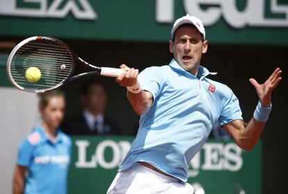 Djokovic le pega de derecha durante la final masculina de Roland Garros 2014.