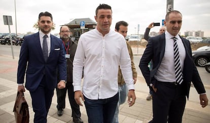 En el centro, con camisa blanca, David Serrano, a su llegada a los juzgados de Málaga.