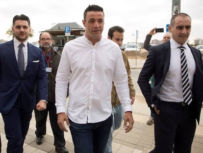 En el centro, con camisa blanca, David Serrano, a su llegada a los juzgados de Málaga.