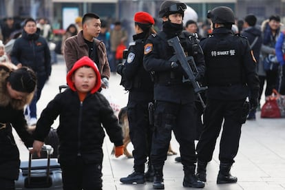 Miembros del equipo especial de los SWAT toman posiciones en la estación de tren de Pekín (China), el 1 de febrero de 2018.