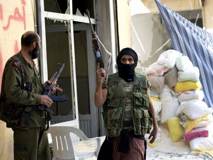 Rebeldes sirios en el barrio de Saladino, en Alepo.