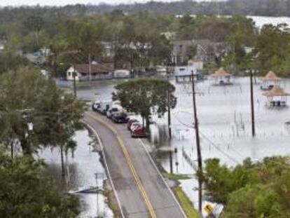 Fotografía tomada este viernes en la que se registró una panorámica de las calles y casas inundadas en Jean Lafitte (EE.UU.), tras el paso del huracán "Isaac".