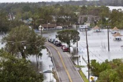 Fotografía tomada este viernes en la que se registró una panorámica de las calles y casas inundadas en Jean Lafitte (EE.UU.), tras el paso del huracán "Isaac".