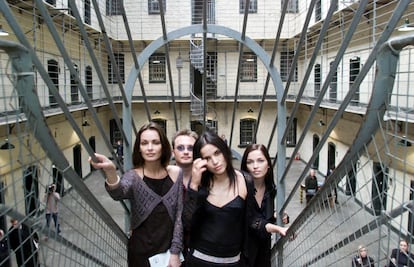 El grupo irlandés The Corrs posando en el interior de Kilmainham, la antigua cárcel de Dublín.