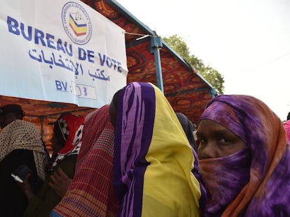 Varias mujeres esperan para votar en las presidenciales de Chad, en N&#039;djamena, este domingo. 
