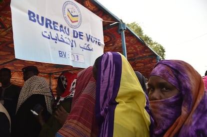 Varias mujeres esperan para votar en las presidenciales de Chad, en N'djamena, este domingo.
