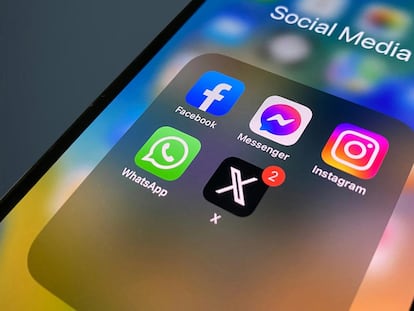Iconos de las aplicaciones de Instagram, y WhatsApp en un smartphone