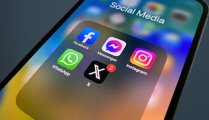 Pantalla de un móvil con iconos de Instagram y WhatsApp