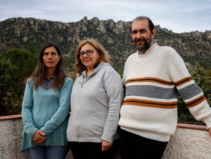 Carmen Peralta, Loreto Rodríguez de Rivera, y Víctor Arias en la "casa de respiro".