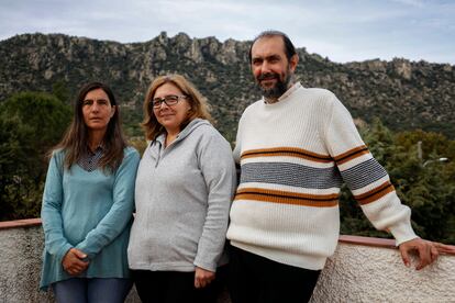 Carmen Peralta, Loreto Rodríguez de Rivera, y Víctor Arias en la "casa de respiro".