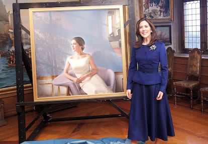 La princesa Mary de Dinamarca, después de desvelar el retrato realizado por el pintor español Jesús Herrera con motivo de su 50 cumpleaños.