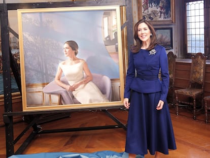 La princesa Mary de Dinamarca, después de desvelar el retrato realizado por el pintor español Jesús Herrera con motivo de su 50 cumpleaños.