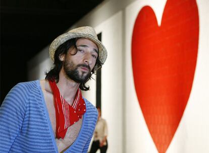 El actor estadounidense Adrien Brody posa para los fotógrafos en el espectáculo de moda de la marca Boss Orange durante la Semana de la Moda Mercedes-Benz, en Berlín. (Texto: AFP)