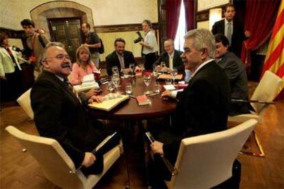 En primer término, Carod Rovira, a la izquierda, y Pasqual Maragall, en una reunión para la reforma del Estatuto.