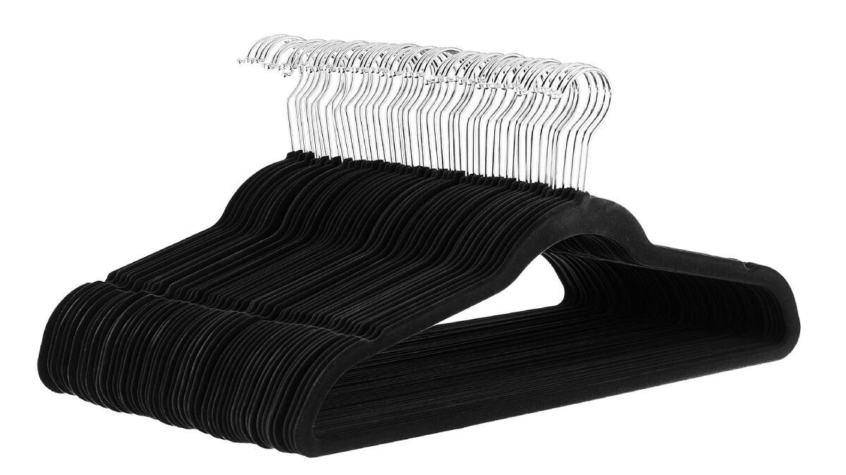 Perchas de terciopelo para colocar vestidos y trajes.