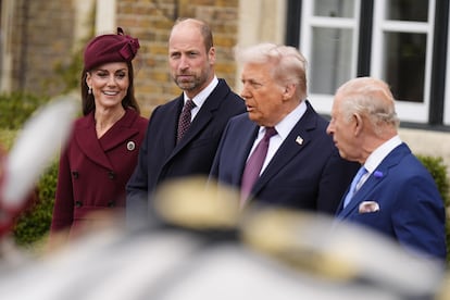 Está previsto que los invitados almuercen en el comedor de Estado con miembros de la familia real. Por la tarde, visitarán la capilla de San Jorge, donde depositarán en privado una corona floral en la tumba de la reina Isabel II. A continuación, el primer ministro británico y su esposa se unirán al grupo. 
