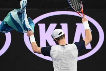 El británico Andy Murray reacciona tras un punto durante el partido contra el español Roberto Bautista el primer día del Open de Australia celebrado en Melbourne, el 14 de enero de 2019.