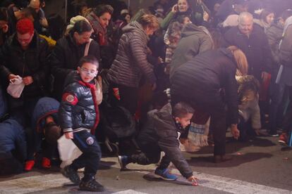 Nens collint caramels a la cavalcada de Sabadell.