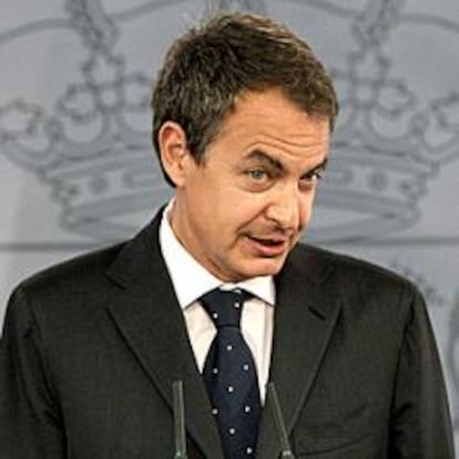 El presidente del Gobierno, José Luis Rodríguez Zapatero, durante su comparecencia ante la prensa