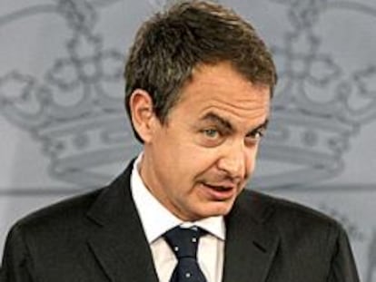 El presidente del Gobierno, José Luis Rodríguez Zapatero, durante su comparecencia ante la prensa