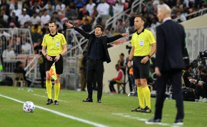 Simeone, durante un momento del partido entre el Madrid y el Atlético.