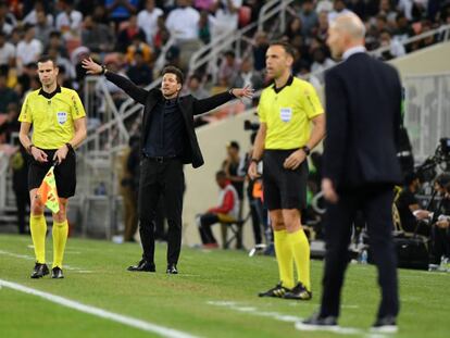 Simeone, durante un momento del partido entre el Madrid y el Atlético.