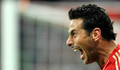 Claudio Pizarro, del Bayern Munich, celebra su gol ante el Kaiserslautern en la Copa de Alemania.