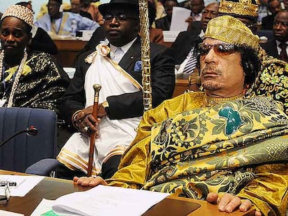 El líder libio Muammar el Gaddafi atiende la sesión inaugural de la cumbre de la Unión Africana el pasado 2 de febrero en Addis Abeba.