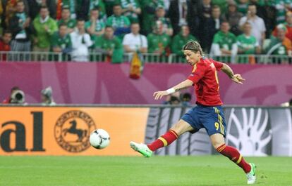 Torres remata en el partido contra Irlanda.