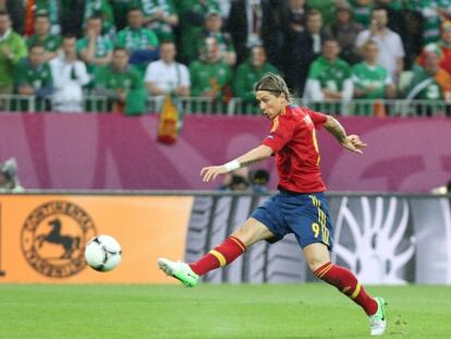 Torres remata en el partido contra Irlanda.