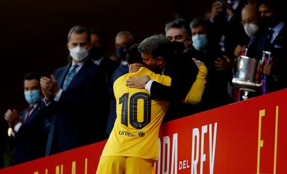 Joan Laporta felicita, ante la mirada del rey Felipe VI, a Messi por la victoria en la Copa del Rey.