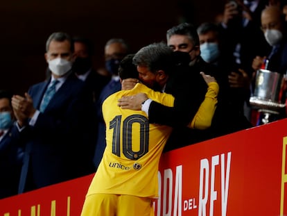 Laporta felicita a Messi, después de que el Barcelona ganara la última Copa del Rey.