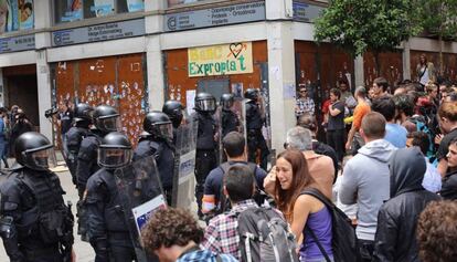 Els Mossos custodien la porta de el Banc Expropiat.