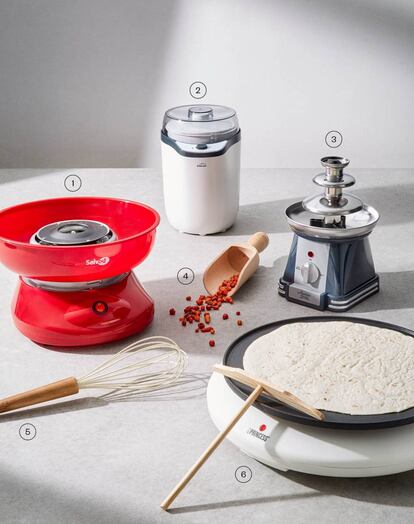 1. Máquina para hacer algodón de azúcar de Saivod. 39 euros. // 2. Yogurtera eléctrica de Lacor. 26,75 euros, en Mini Cooking. // 3. Fuente de chocolate de American Dream. 39,45 euros aproximadamente, en Alambique. // 4. Pala de madera. 13,50 euros, en Alambique. // 5. Varilla de silicona con mango de madera de Zara Home. 7,99 euros. // 6. Crepera de Princess. 41 euros.