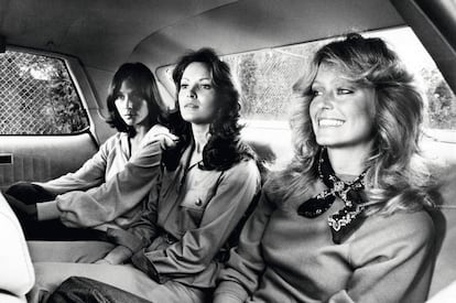 Kate Jackson, Jaclyn Smith y Farrah Fawcett, los tres ángeles de Charlie originales, haciendo de un coche de policía un sitio acogedor.