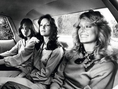 Kate Jackson, Jaclyn Smith y Farrah Fawcett, los tres ángeles de Charlie originales, haciendo de un coche de policía un sitio acogedor.