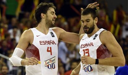 Pau y Marc Gasol en el partido ante Francia de la fase de grupos.