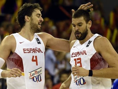 Pau y Marc Gasol en el partido ante Francia de la fase de grupos.