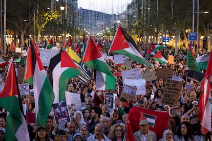 Manifestación de apoyo al pueblo palestino y contra los bombardeos de Israel en la franja de Gaza, en el paseo de Gràcia de Barcelona.