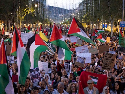 Manifestación de apoyo al pueblo palestino y contra los bombardeos de Israel en la franja de Gaza, en el paseo de Gràcia de Barcelona.