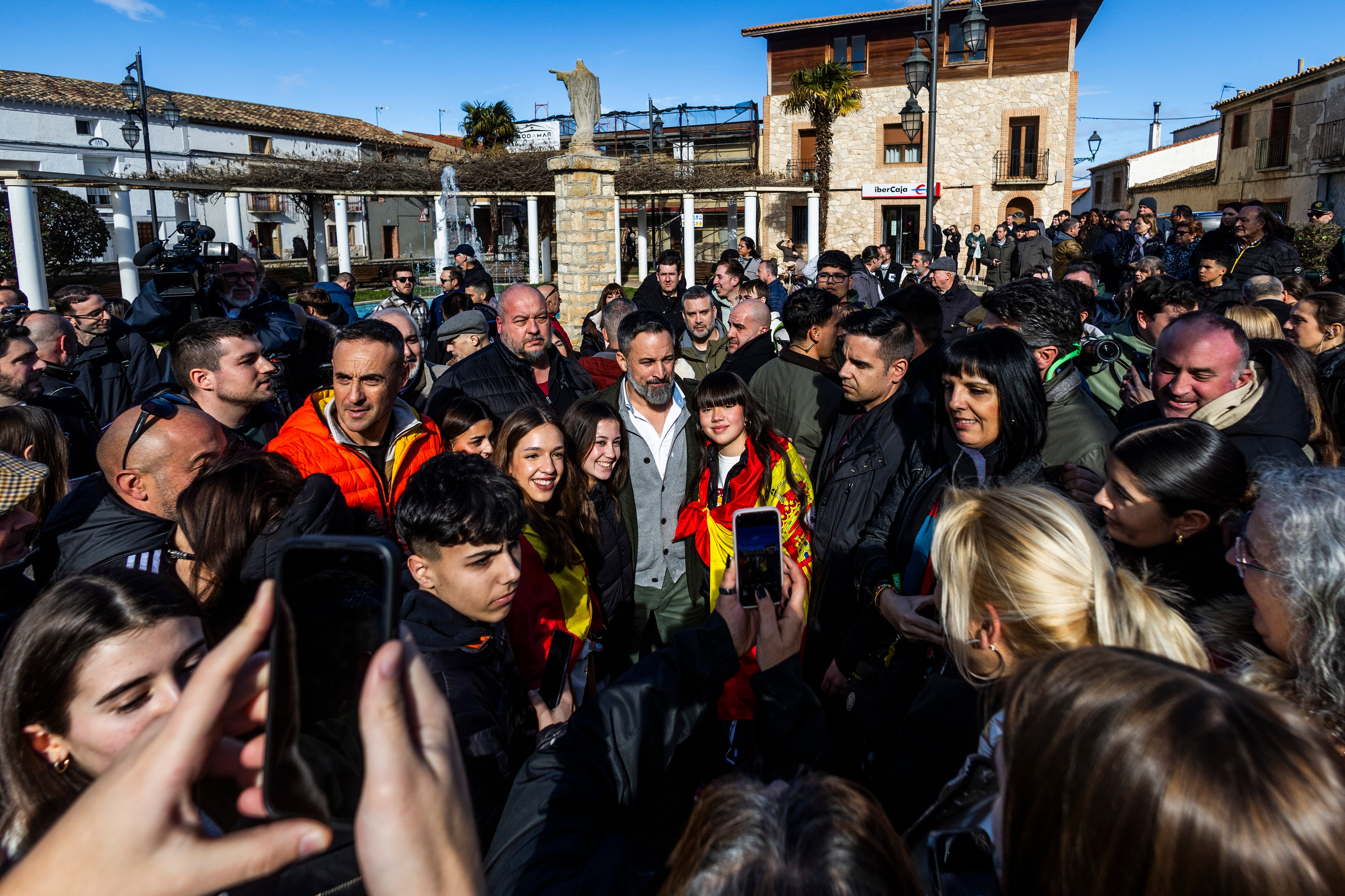Abascal se hace fotos con adolescentes durante una visita electoral a La Muela (Zaragoza).