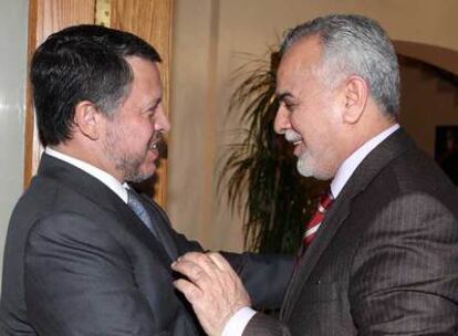 El rey Abdalá de Jordania (izquierda) recibe al vicepresidente iraquí, Tariq al Hasemi, ayer en Ammán.