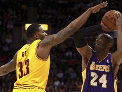 Kobe Bryant ante Alonzo Gee.
