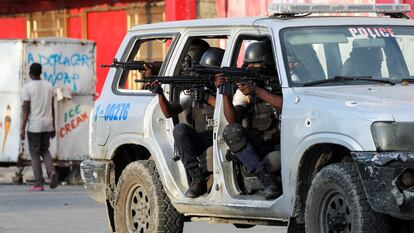 Policías abren fuego contra integrantes de una pandilla cerca del Palacio Nacional, el 21 de marzo en Puerto Príncipe.