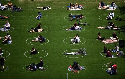 La distancia social en Domino Park, en Brooklyn (Nueva York), el 17 de mayo de 2020.