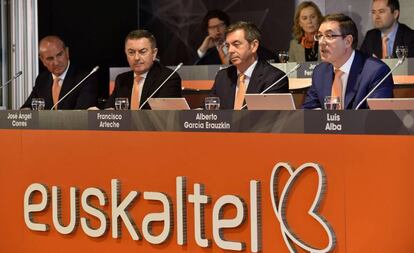 La cúpula de Euskaltel, durante la junta de accionistas de la empresa, la semana pasada en Bilbao.