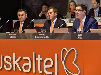 La cúpula de Euskaltel, durante la junta de accionistas de la empresa, la semana pasada en Bilbao.