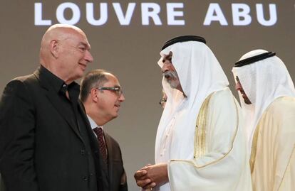 Desde la izquierda, el arquitecto francés Jean Nouvel, que ha diseñado el edificio; el director del Louvre, Jean-Luc Martinez; el ministro de Cultura de Emiratos Árabes, Sheikh Nahyan Mubarak al-Nahyan; y el de Turismo, Mohamed Khalifa Al-Mubarak, este miércoles durante el anuncio de la apertura del museo el 11 de noviembre.