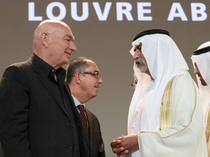 Desde la izquierda, el arquitecto francés Jean Nouvel, que ha diseñado el edificio; el director del Louvre, Jean-Luc Martinez; el ministro de Cultura de Emiratos Árabes, Sheikh Nahyan Mubarak al-Nahyan; y el de Turismo, Mohamed Khalifa Al-Mubarak, este miércoles durante el anuncio de la apertura del museo el 11 de noviembre.