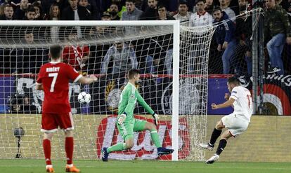 Pablo Sarabia marca el gol del Sevilla frente al Bayern.